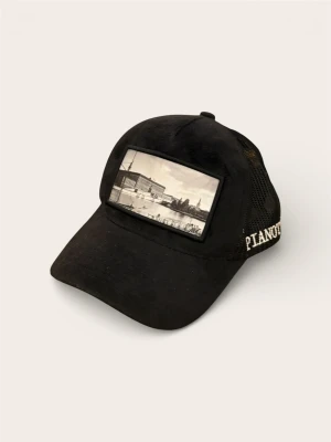 Pianotti Keps – "Stockholm Palace" (Slutsåld modell) - Säljer en eftertraktad keps från svenska märket Pianotti. Modellen är en klassisk trucker med skärm och front i svart mocka-imitation och mesh-nät baktill. Denna modell går inte längre att köpa och är mycket svår att få tag på.  Skick: Fint begagnat skick! Formen är bra och den är sparsamt använd.  Storlek: One Size (Justerbart spänne bak).  Pris: 299 kr