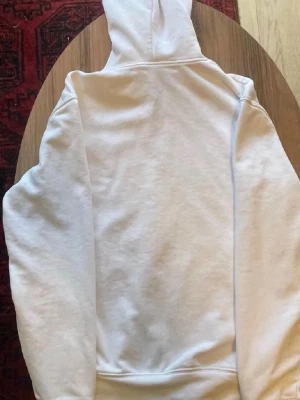 Vit CDG Zip  - Vit CDG zip i storlek M, sparsamt använd och i bra skick. Pris kan diskuteras 