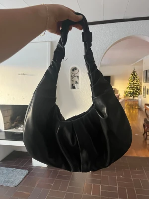 Väska Nelly - - Rymlig väska från Nelly. Bra skick. Inga skavanker 