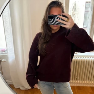 Vinröd stickad tröja  - Vinröd stickad tröja från Gina tricot i storlek M, knappt använd❣️❣️( mina bilder från vinted ) 