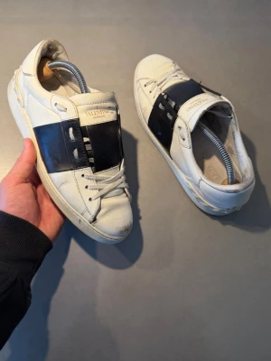 Valentino Skor - ‼️VI TAR EJ BYTEN‼️ Valentino open sneaker | Skick: 6/10 | Storlek 38 fits 39 | Valentino kort ingår | Fraktar inom 24H efter köp på köparens bekostnad 📦💨 | Hör av dig vid minsta fråga eller fundering 💭 