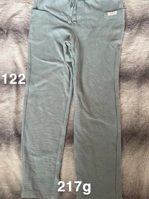  mjukisbyxor från Newbie - Mysiga mjukisbyxor från Newbie med raka ben och dragsko i midjan. Byxorna har två stora fickor framtill och är gjorda i ett mjukt, ribbat material som känns skönt mot huden. Perfekta för chill dagar eller när du vill vara extra bekväm.🌸 Sparsamt använd. Storlek 122