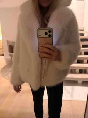 Vit fluffig pälsjacka med krage från Zara  - Supermjuk och fluffig vit pälsjacka med bred krage och lång ärm, lite oversized passform och stängs framtill.  Helt ny med prislapp 