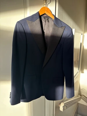 Mörkblå smokingkavaj Oscar Jacobson - Oscar Jacobsson smoking kavaj. Endast använd en gång. Storlek 46. Hör av er kring frågor 