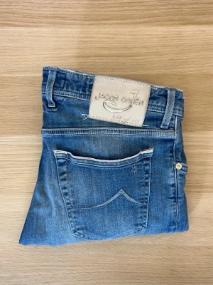 Jacob Cohën Limited Edition Jeans | 688 LTD.C - Eleganta limited edition jeans från Jacob Cohën | W33 | Modell: 688 limited comfort (slim fit) | Defekter: Nej, nyskick | Midja: 43 cm | Längd: 100 cm | Innerbenslängd: 79 cm | Stretch: Ja | Måttavvikelser +-1 cm | Modellen är 175 cm och väger 70 kg | Tveka inte att kontakta mig vid frågor😁