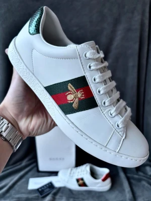 Gucci ace skor (HELT NYA) - 39, men sitter mer mot 40, fråga om innermått vid osäkerhet 