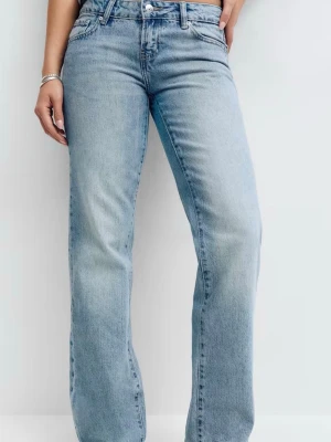 Ljusblå raka jeans från gina  - Säljer ett par ljusblå raka jeans från ginatricot med klassisk femficksmodell och hög midja. Jeansen har en avslappnad passform och är tillverkade i slitstark denim. Perfekta till sneakers eller boots för en cool vardagslook.