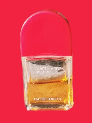 Elizabeth Arden Red Door Parfym - 🌹 Elizabeth Arden Red Door Eau de Toilette 🌹  Classic, elegant and long-lasting floral fragrance. Perfect for evenings or if you love bold, timeless scents.  Notes: 🍊🍑Top: Orange blossom, plum, peach, anise 🌹🪻Heart: Rose, jasmine, ylang-ylang, lily of the valley, orchid, freesia 🍯🪵Base: Honey, sandalwood, amber, musk, benzoin, heliotrope, vetiver  Pre-loved – see photos for fill level.  Feel free to message with questions 💌