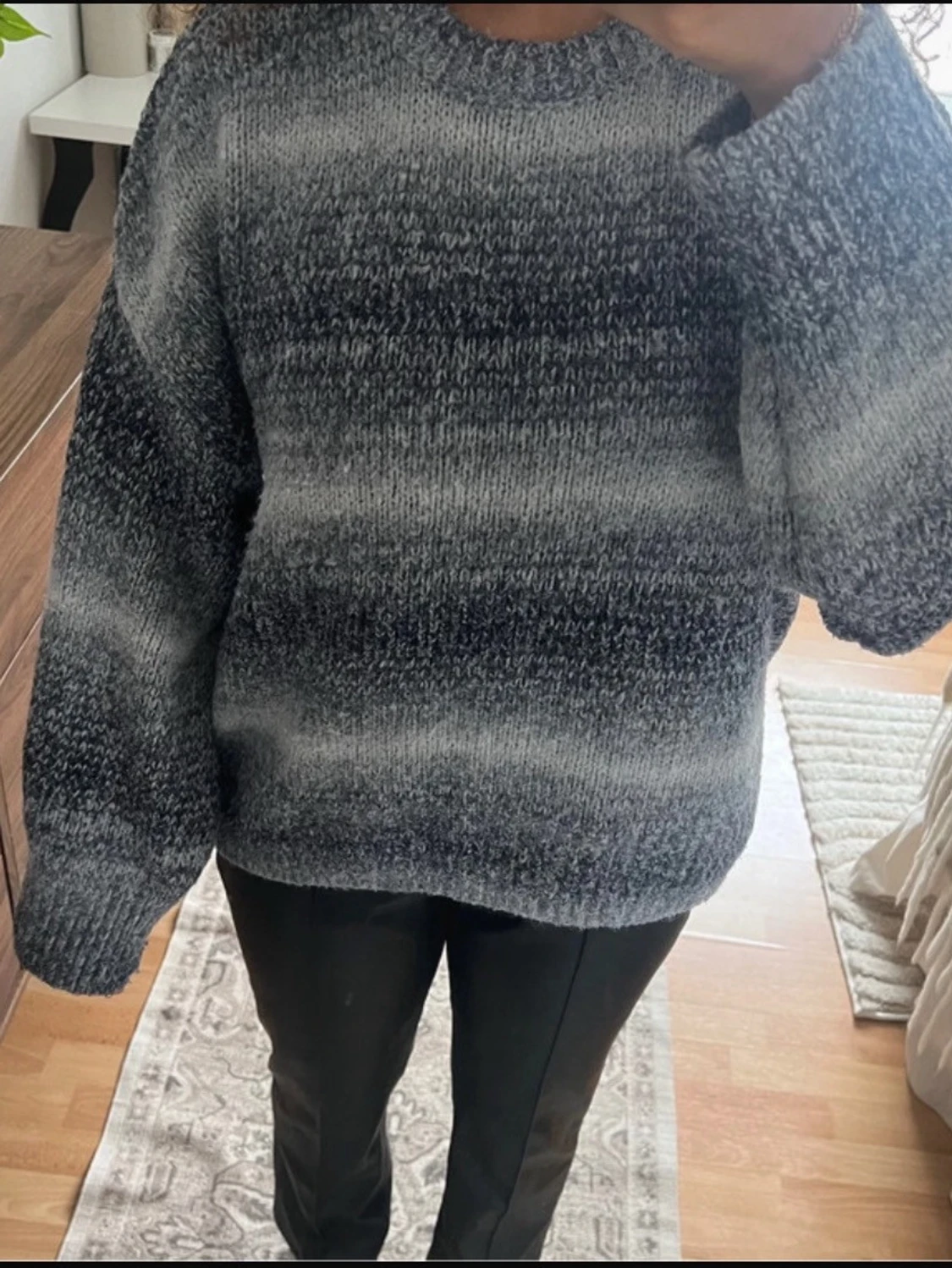 Gråmelerad stickad tröja