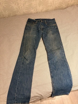 Levis 501 - Snygga 501. De är väl använda med fräsch tvätt. Hyggligt skick. Storlek 31/34