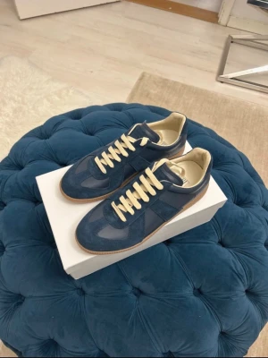 Maison Margiela gats navy marinblå - Tjena!! Säljer nu dessa extremt feta och trendiga Maison margiela gats i navy/marinblå färg!! Nypris: 7000kr, mitt pris: 2199kr