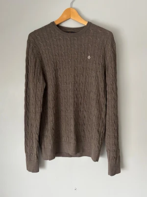Brun Kabelstickad Morris tröja  - Brun Kabelstickad Morris tröja i 100% merinoull | Storlek XL passar M | Mycket bra skick! | Hör av dig vid frågor 🫱🏻‍🫲🏼