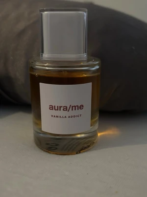 Aura/Me Vanilla Addict parfym  - Aura/Me Vanilla Addict är en parfym inspirerad av Vanills 27 från Kayali, har används några gånger men i fint skick. 