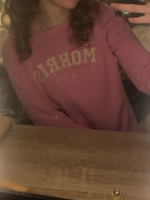 Rosa stickad tröja Morris Lady - Säljer en rosa stickad tröja från Morris Lady med rund halsringning och ribbade muddar. 