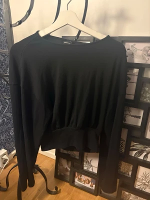 Svart långärmad tröja Gina Tricot - En svart långärmad tröja från Gina Tricot med halsringning och långa ärmar. Har du några frågor får du gärna skriva privat⭐️🌸
