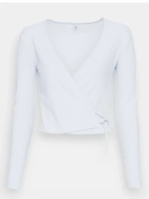 Ljusblå omlottopp med knyt - Ljusblå omlottopp med ribbad struktur och lång ärm från ONLY. Toppen har v-ringning och knyt i sidan för en extra detalj. 