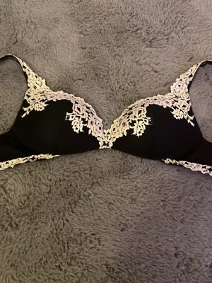 Populär Intemissimi bh - Säljer en intemissemi bh med Push up. Den är använd men i mycket gott skick. Storlek 75D, pris går att diskuteras, tveka inte att skriva om ni har frågor❣️❣️