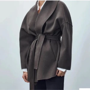 Massimo dutti short wool coat - Säljer denna populära ull kappa från Massimo dutti. Använd fåtal gånger så den är i väldigt fint skick! Storlek m men upplevs lite liten i storlek så passar även xs/s. Brukar ha xs/s som referens 💗