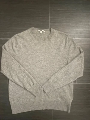 Kashmir tröja - Säljer nu denna grå Kashmir tröjan.  100% Kashmir.  Tröjan är från uniqlo. Storlek S. Men tröjan har tyvärr blivit tvättad fel och krympt så hör av dig om mått om du är intresserad. Sitter alltså inte som S ny i butik. Priset går att diskutera vid snabb affär✅🤩