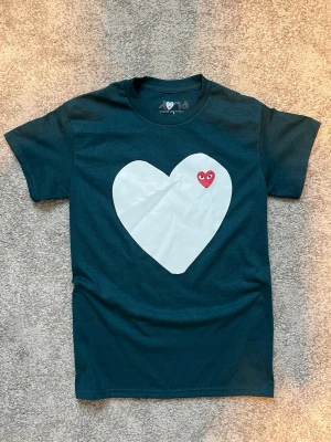 CDG T shirt I turquoise  - Aldrig använd, utan deffekter. Har inga lappar och är där med inte äkta. Axelbredd-45cm Längd-61cm. Fraktas inom 24h 📦💨❤️