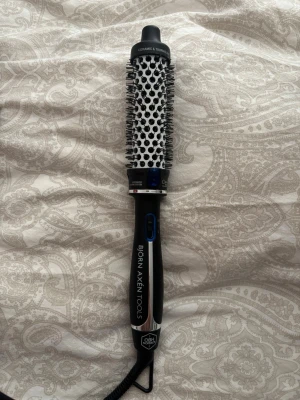 Björn Axén värmeborste - Endast använd 2-3 gånger så inprincip nyskick! Säljer då jag inte tycker att den funkar så bra på just mitt hår❤️