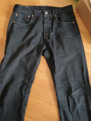 Svarta Levi's Premium jeans - Säljer ett par svarta Levi's Premium jeans. Storlek 31/34. Använt de ett paar gånger men jag växte ut de för snabbt. Pris kan diskuteras.