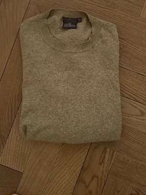 Oscar Jacobson Tröja - Beige tröja från Oscar Jacobson, bra skick. Storlek S, tillverkad i Italien. Hör av dig vid frågor eller funderingar, priset kan diskuteras.