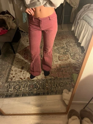 Lågmidjade bootcut Manchester jeans - Säljer ett par lågmidjade bootcut Manchester jeans från active wear. storlek xs, endast använt fåtal gånger!! 