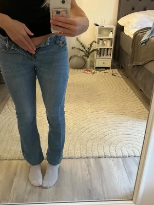 Ljusblå bootcut jeans - Säljer ett par ljusblå bootcut jeans med normal midja. Jeansen har dragkedjegylf och raka ben som svänger ut lätt nedtill.. Perfekta till en avslappnad look och passar till det mesta.