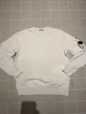 Vit C.P company tröja - Jätte snygg c.p company tröja som passar till många stilar och perfekt och ha det nu. Inget fel med den och priset kan diskuteras 