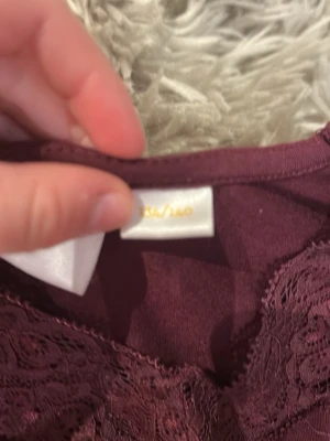 Vinröd spets tröja - Fin tröja