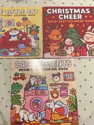 Tre färgglada målarböcker med kattmotiv - Säljer tre skönlitterära målarböcker: 'The Little Cat', 'Christmas Cheer' och 'Cat Moments'. Böckerna har färgglada omslag med söta katter, julmotiv och mysiga vardagsscener. Perfekta för dig som gillar att färglägga och älskar gulliga illustrationer.