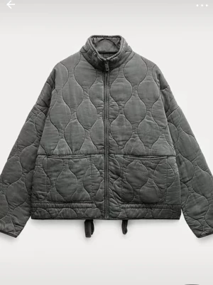 Grå quiltad jacka - Snygg grå jacka med quiltat mönster och hög krage. Jackan har dragkedja framtill, två stora fickor och justerbar nederkant med snören. Oversized passform ger en avslappnad look. Perfekt för vår och höst!💞