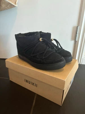 Populära svarta vinterskor från Inuikii - Så sköna skor från Inuikii, i mycket bra skick! Passar 39/40