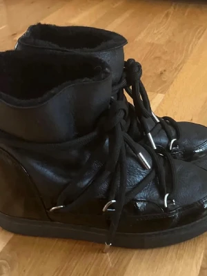Inuikii skor svarta - Super fina Inuikii skor svarta som inte kommer till andvändning då jag vill ha sneakersarna💓 vid frågor skriv!
