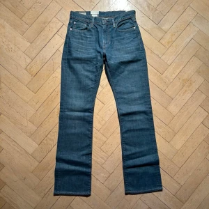 Levis 527 slim bootcut - Vid köp av fler produkter erbjuds bättre pris. Skriv vid ytterligare frågor eller funderingar🤝 Storlek: 30/34. Mått: Längd 112 cm. Midja 40 cm.