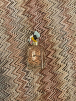 Marc Jacobs Perfect parfym 100ml - Säljer denna super god luktande Marc Jacobs Perfect parfym🌸🌺💖     Vinnare i Swedish Beauty Awards 2021 "Årets Damdoft över 700 kr".     Topp: Rabarber, Påsklilja Hjärta: Mandelmjölk Bas: Cederträ, Cashmeran 