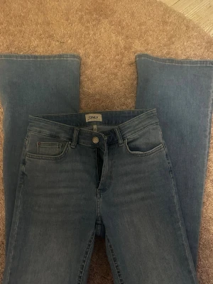 Flared jeans - Jättefina jeans ifrån Only. De är i superbra skick och midwaist.