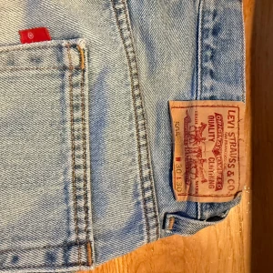 Levi’s 505 jeans - Säljer ett par jeans levi’s 505. Lite slitning i nedre benen. Storlek w30 l30. Perfekt för en avslappnad look. 