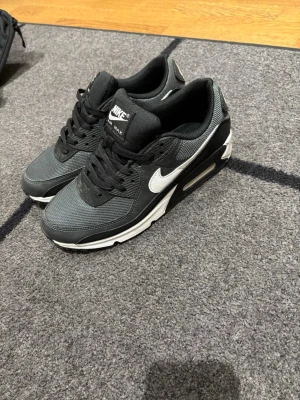Nike Air Max 90 svart/vit sneaker - Säljer mina Nike Air Max 90 i storlek 41. Köpta för ca 1 månad sedan för 1700 kr. Använda få gånger så de är i väldigt bra skick. Säljer då de inte kommer till användning.