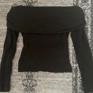 Svart offshoulder topp från ONLY - Trendig svart offshoulder topp från ONLY i stretchigt material. Långärmad modell med bred, nedvikt kant över axlarna som ger en snygg och modern look. Perfekt att styla med jeans eller kjol för en cool outfit. Inte kommit till andvändning, Pris kan diskuteras ❤️
