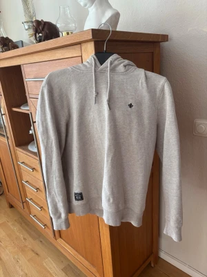 Beige Morris hoodie - Beige Morris hoodie i bra skick, storlek S. 