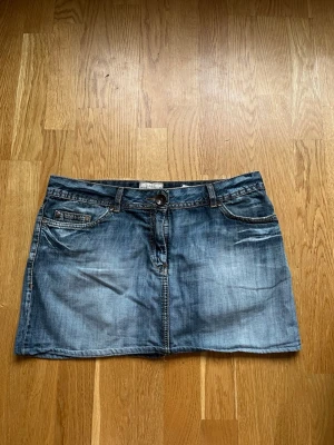 Blå jeanskjol  - Snygg blå lågmidjade jeanskjol storlek 42