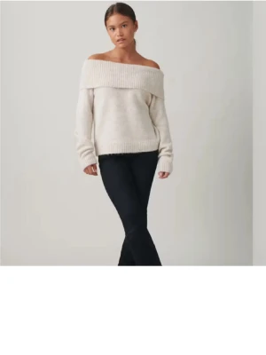 Gina jeans - Ett par low waist jeans från gina Young. Storlek 170. De ser urtvättade ut men känns absolut inte som det. Har klippt av knappen på sidan o även den orangea lappen innuti så d nt e den basic modellen, vilket jag tkr e snyggt. Tar emot prisförslag❣️