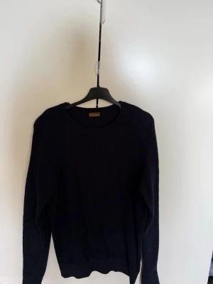 Stenströms tröja  - En snygg marinblå stickad tröja. Strl M 