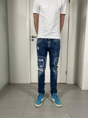 Replay Jeans  - Säljer nu dessa Replay jeans med snygga slitningar i populär design, W31 o L32, skriv för fler bilder/frågor🙌🏼