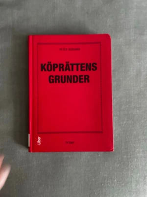 Köprättens grunder röd kursbok - Kurslitteratur i juridik: 'Köprättens grunder' av Peter Gerhard. Boken har en stark röd hård pärm med svart text på framsidan. Perfekt för dig som pluggar juridik eller behöver en grundläggande bok om köprätt. Utgiven av Liber.