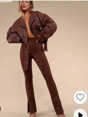 Bruna ribbade leggings med slits, XS - Eleganta byxor i en varm brun nyans. Byxorna har en smickrande passform och en bekväm resår i midjan. Använda två gånger och väldigt bekväma! ✨✨✨✨ finns även matchande body🥰