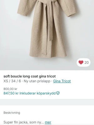 SÖKER Beige bouclé kappa från Gina Tricot - Stilren lång beige kappa i mjukt bouclématerial från Gina Tricot. Kappan har knytskärp i midjan, bred krage och raka ärmar. Perfekt för dig som gillar minimalistisk och trendig look.