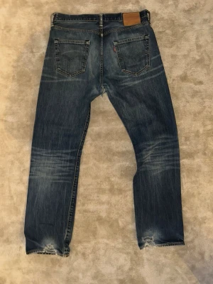 Vintage flared Levi’s - Vintage flared Levi’s 501, skit snygga jeans som har fin användning på sig. Lagat hål mellan benen